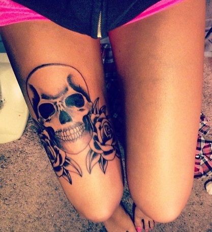 czaszka człowieka, tatuaż na udzie
