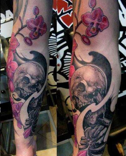czaszka i kwiaty tatuaże na ręce