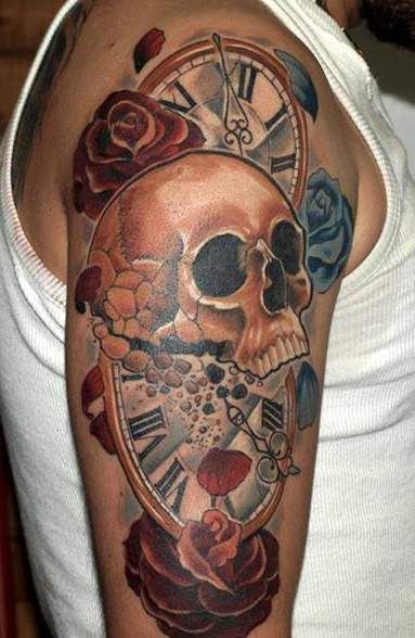 czaszka róża zegar tatuaże na ramieniu