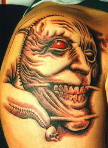 demon tatuaż na ramieniu