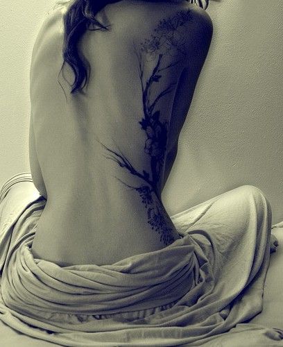 gałąź tatuaż na plecach