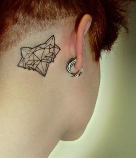 geometryczny tatuaż za uchem