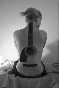 gitara tatuaż na plecach