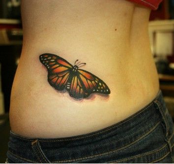 kolorowy motyl na biodrze