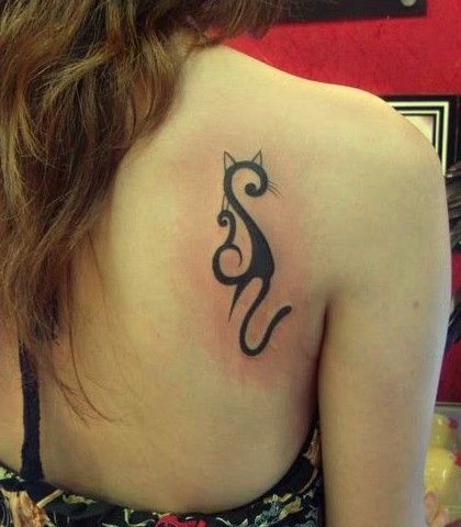 kot tatuaż na łopatce