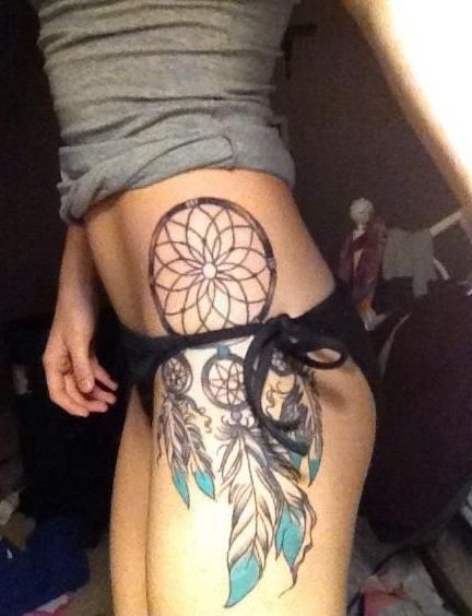 łapacz snów tatuaż na biodrze