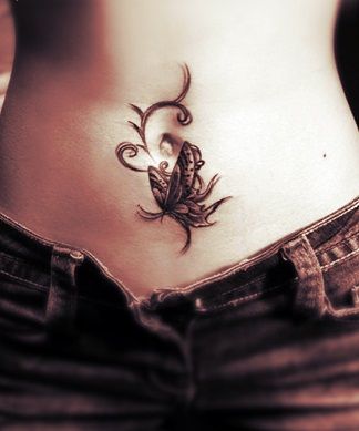 motyl i tribal tatuaż koło pępka