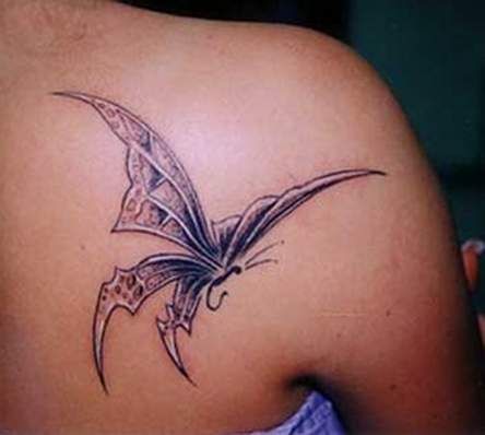 motyl tatuaż na łopatce