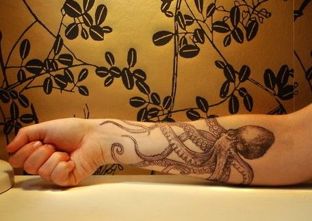 ośmiornica tatuaż na ręce