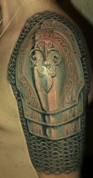 pancerz tatuaż na ramieniu