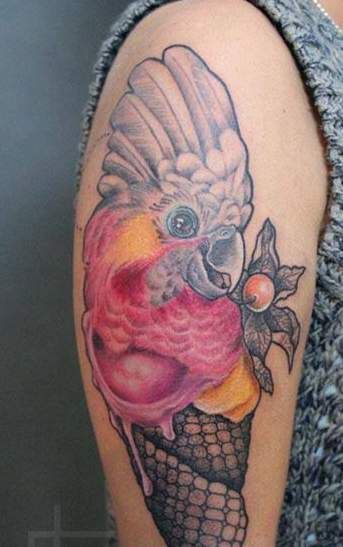 papuga tatuaż na ramieniu