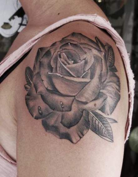 róża tatuaż na ramieniu dla kobiety