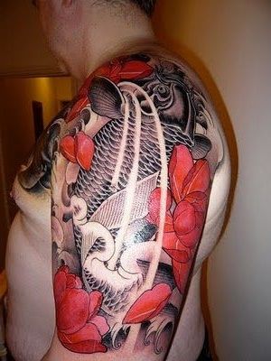 ryba koi tatuaż na ramieniu