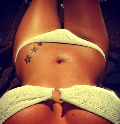 tatuaże na biodrze gwiazdki