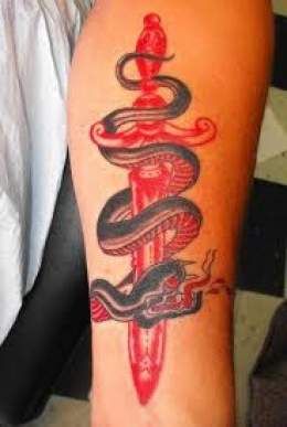 tatuaż wąż owinięty wokół sztyletu