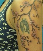 kwiaty wiśni tatuaże na ramieniu