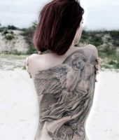 duży anioł tatuaż na plecach