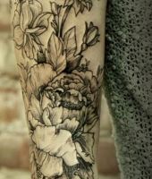 kwiaty tatuaże na ręce