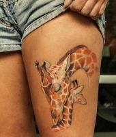 dwie żyrafy tatuaże na udach