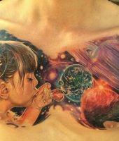 dziecko i kosmos tatuaże na klatce piersiowej