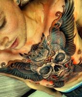 duża czaszka na klatce piesiowej