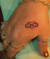 nieskończoność serce tatuaż na dłoni