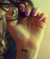 nieskończoność tatuaż na nadgarstku