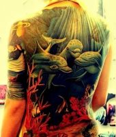 delfiny tatuaże na plecacach