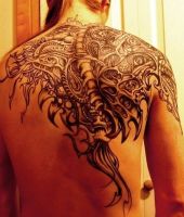 niesamowity biomechaniczny tatuaż