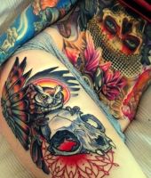 czaszka i sowa tatuaż na udzie