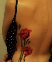 dwa czerwone maki tatuaże na plecach
