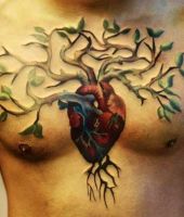 serce drzewo tatuaż na klatce piersiowej