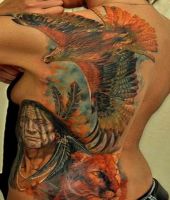 indianin i jastrząb tatuaż na plecach