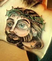 Jezus tatuż na szyi