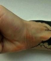 duża dłoń tatuaż na ręce