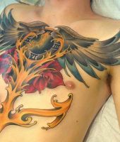 kotwica róża zegar skrzydła tatuaż na klatce piersiowej