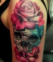 dwie róże i czaszka tatuażna ramieniu