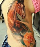 koń i róża tatuaż na żebrach