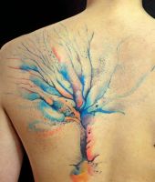 niebieskie drzewo tatuaż na plecach