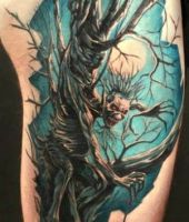 demon drzewo tatuaż na ręce