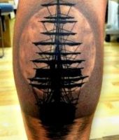 statek na tle zachodzącego słońca