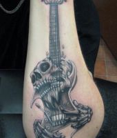 gitara z czaszką tatuaż na ręce