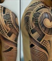 tatuaż na ramieniu