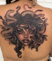 meduza tatuaż na plecach