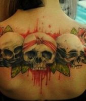 ludzkie czaszki tatuaże na plecach