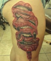 czerwone usta tatuaż na udzie