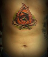 oko tatuaż na klatce piersiowej