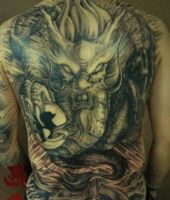 duży chiński smok tatuaż na plecach