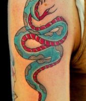 kolorowy wąż tatuaż na ramieniu