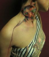 kolorowy kot tatuaż na szyi